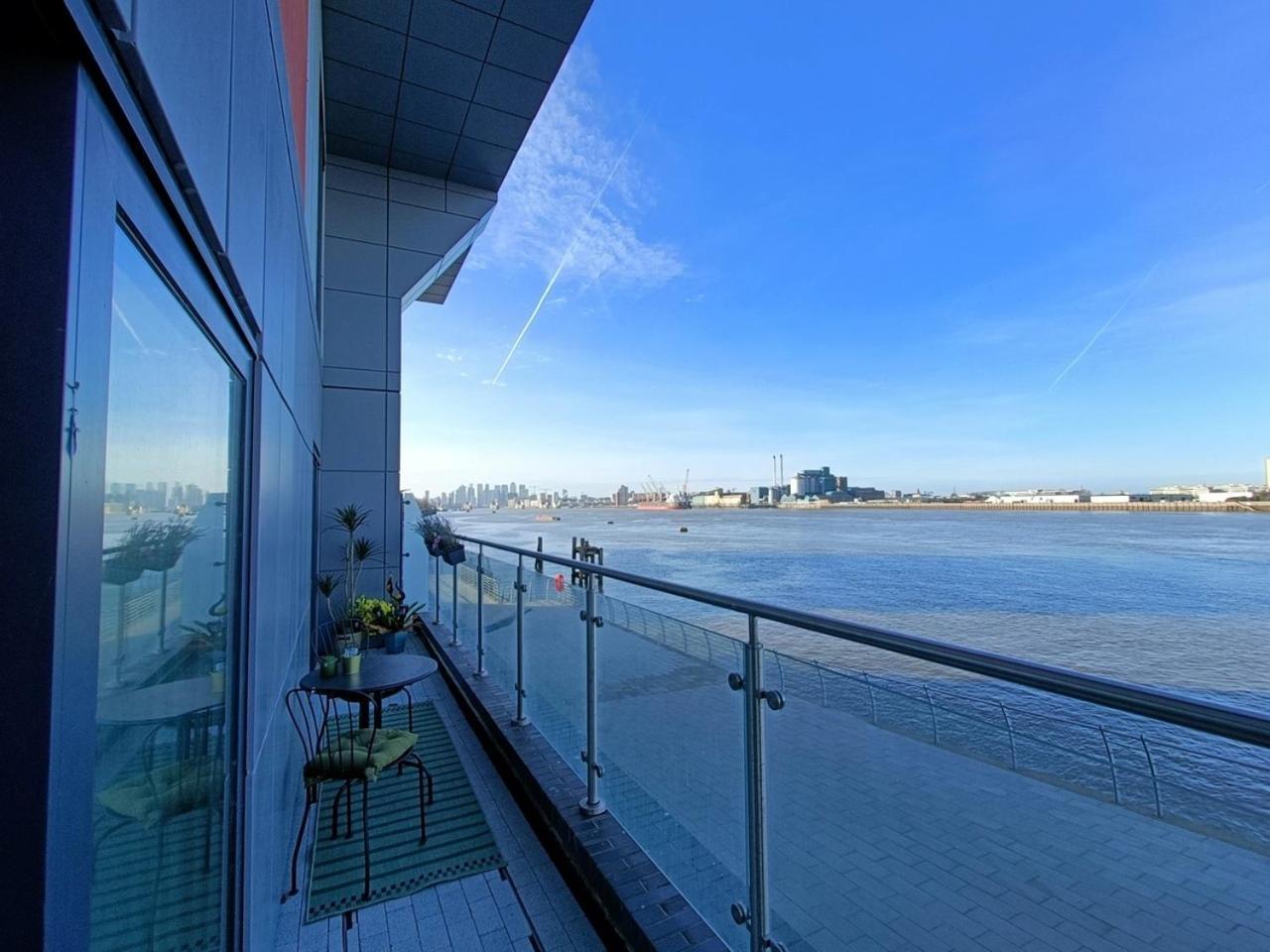 Snuggle Inn: Riverside Apartments with Thames Views London Exterior photo